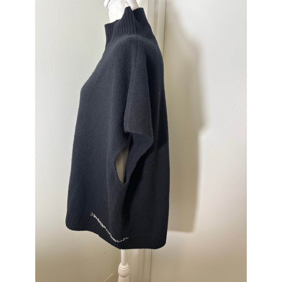 Lisa Todd Black Cashmere Sleeveless Turtle Neck Sz L