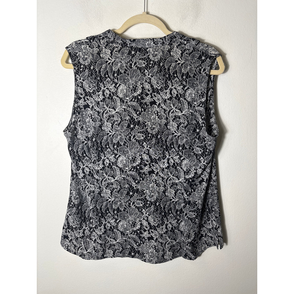 Tahari Black White Floral Sleeveless V-Neck Ruffle Top Sz L