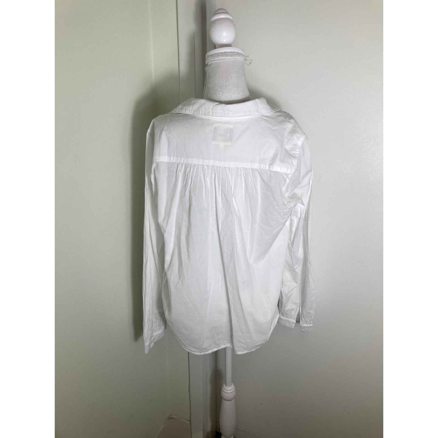 A Shirt Thing White Long Sleeve Cotton V-Neck with Ruffle Detailing Sz M