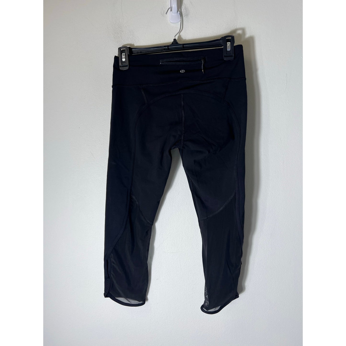 Lululemon Black Capri Athletic Leggings with Mesh Detailing on Calves Sz 6