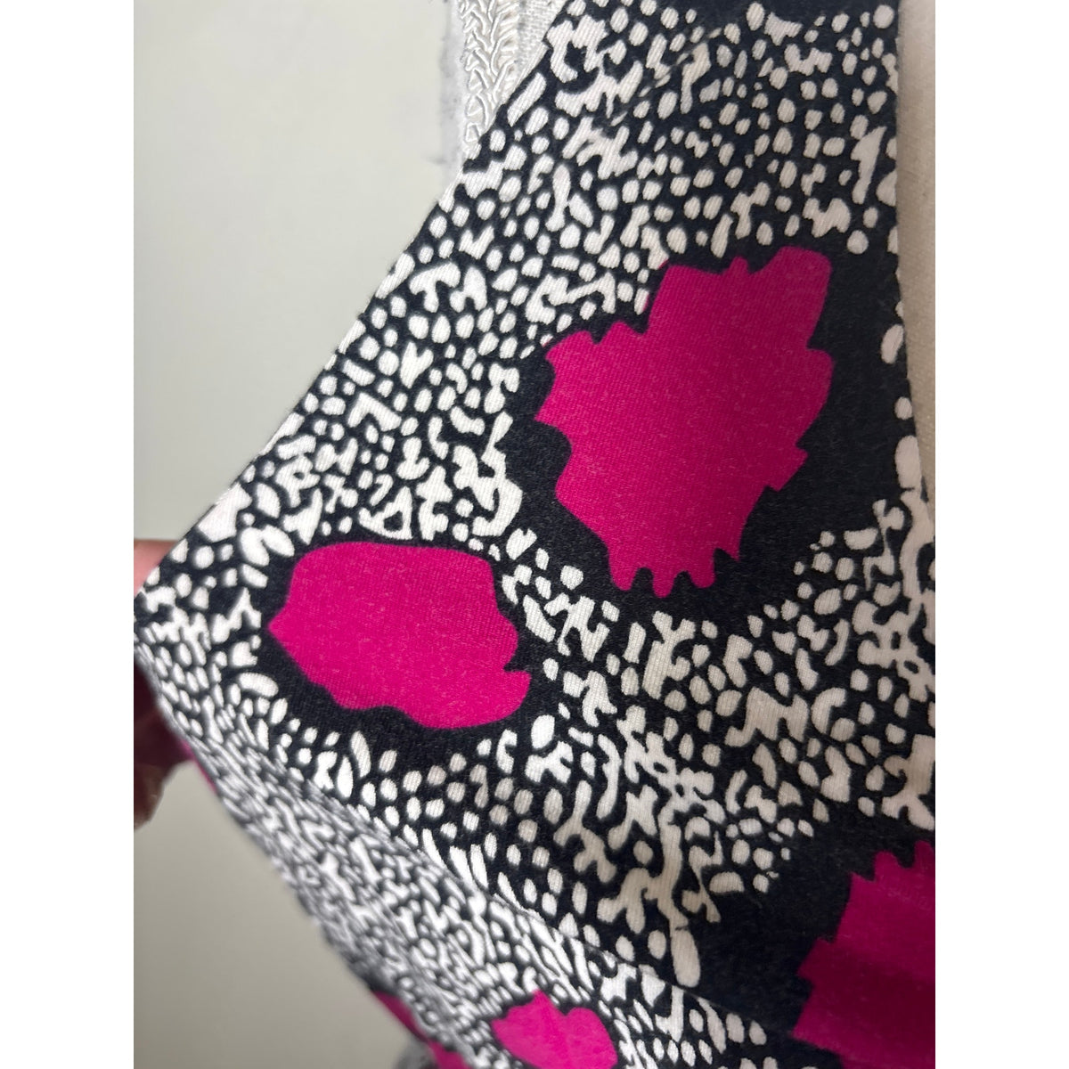 Diane Von Furstenberg Black Fushia Sleeveless Faux Wrap Above the Knee Dress Sz 6