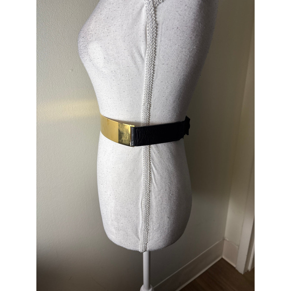 BRAVE Black Stretch Waist Belt Gold Metal Plaque Sz 26