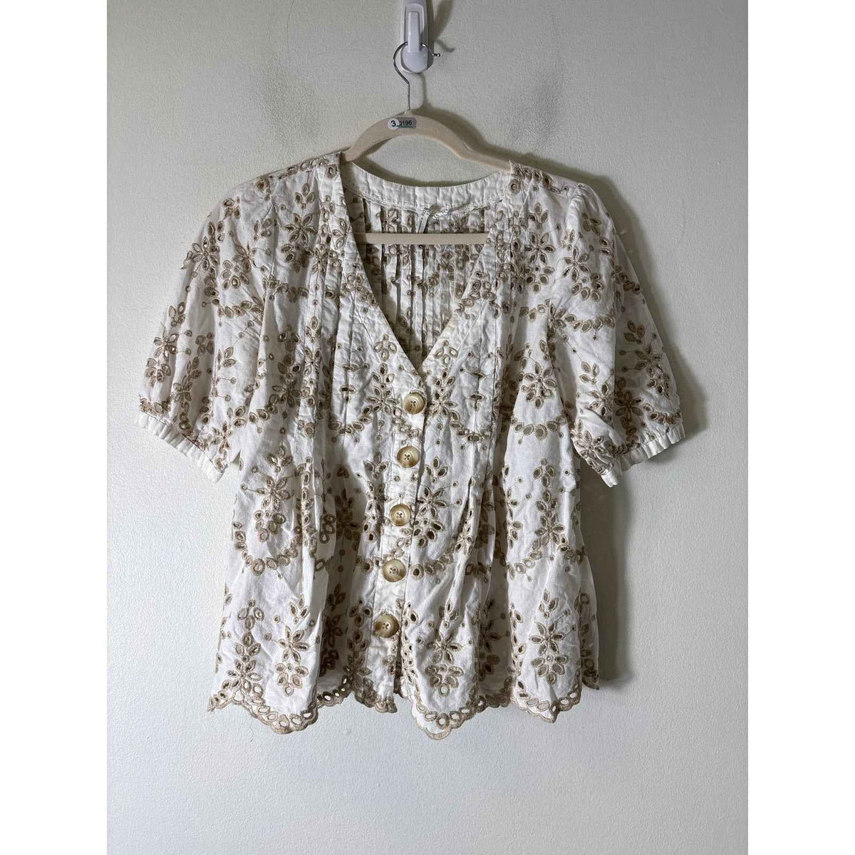 Feather and Bone Off White Tan Eyelet Half Sleeve Button Up V-Neck Shirt Sz 6