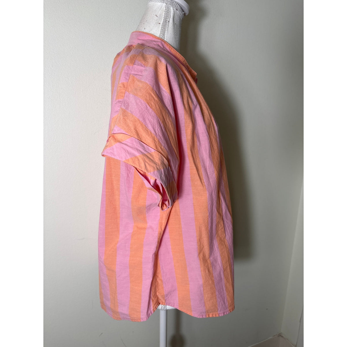 Finley Orange and Pink V Neck Short Sleeve Shirt Sz M