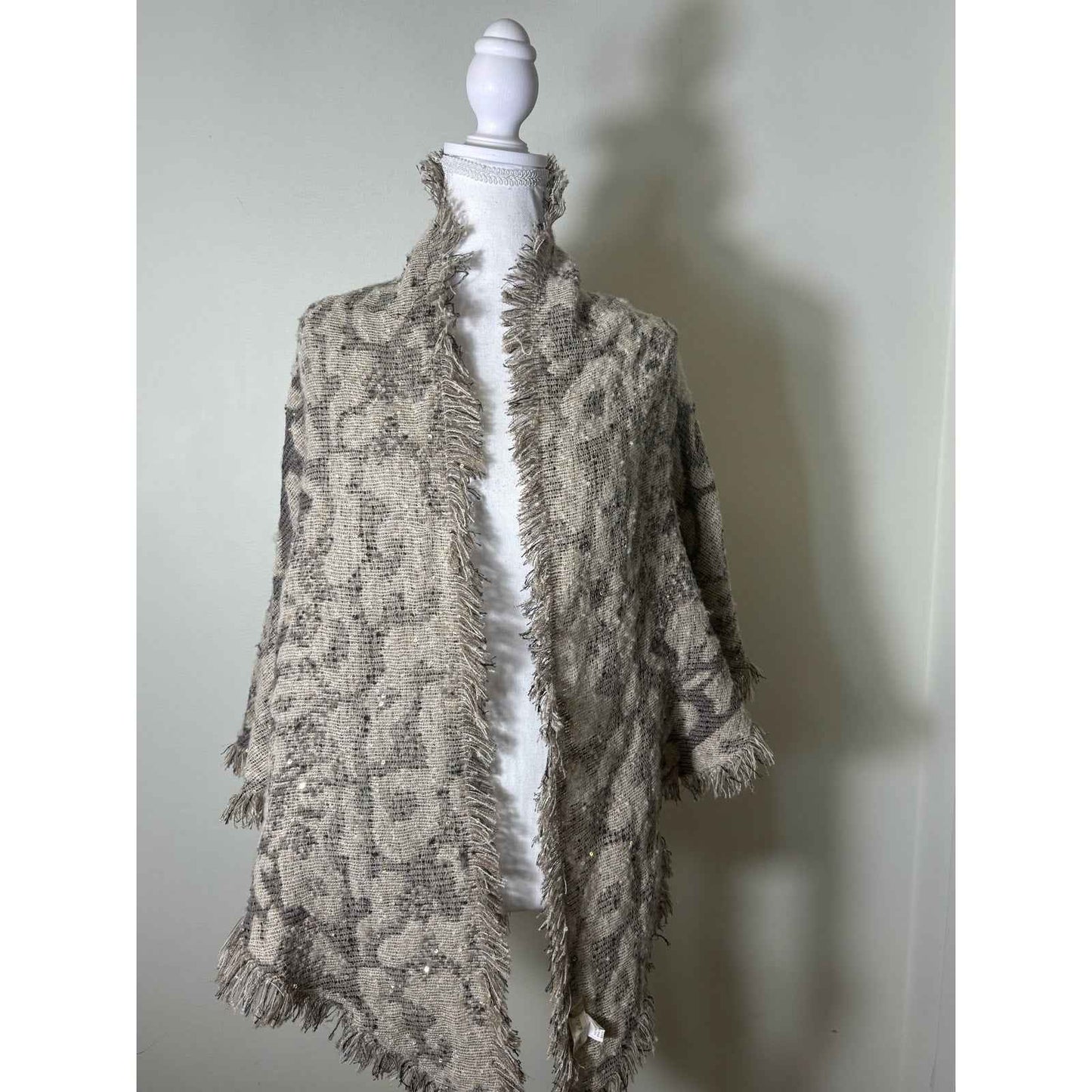 Altar'd State Off White and Gray Print Fringe Shawl Sz OS