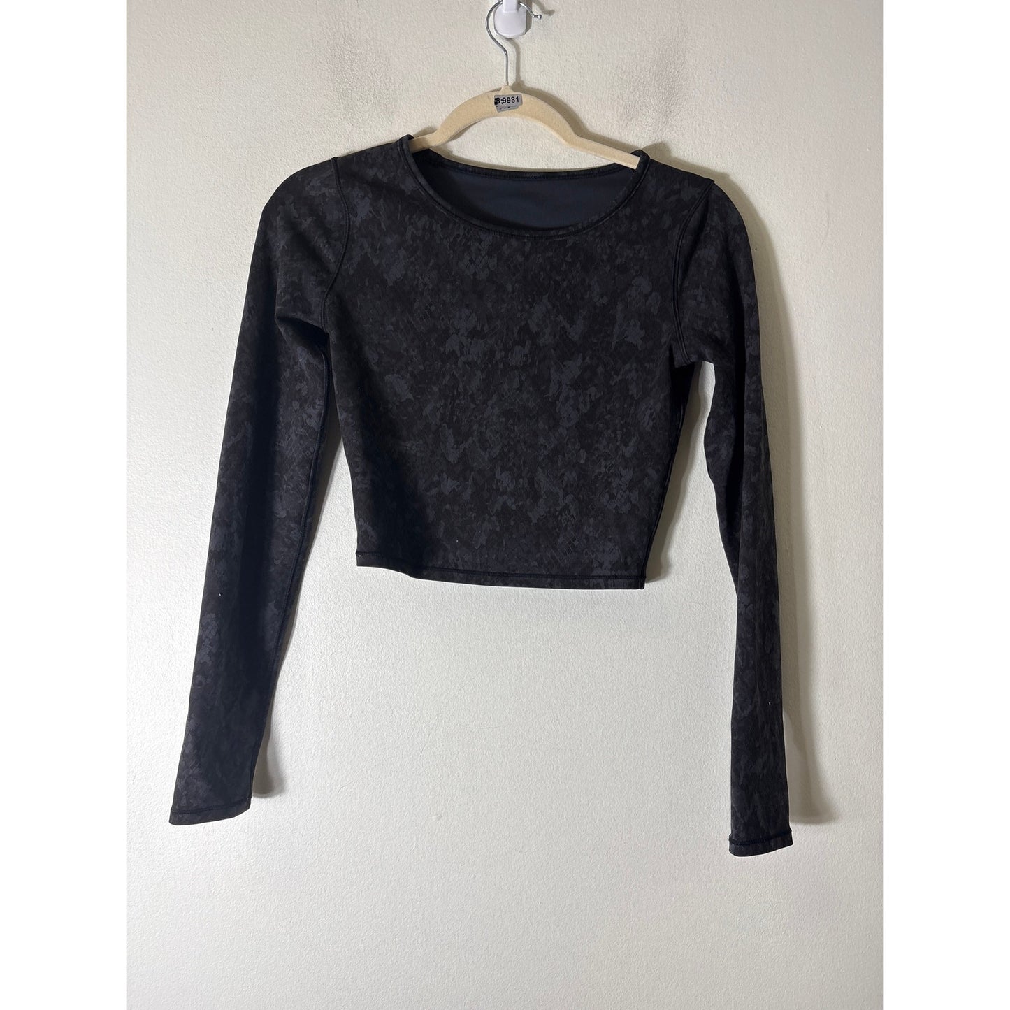 Lululemon Long Sleeve Black and Gray Snake Print Cropped Top Sz (fits like) S