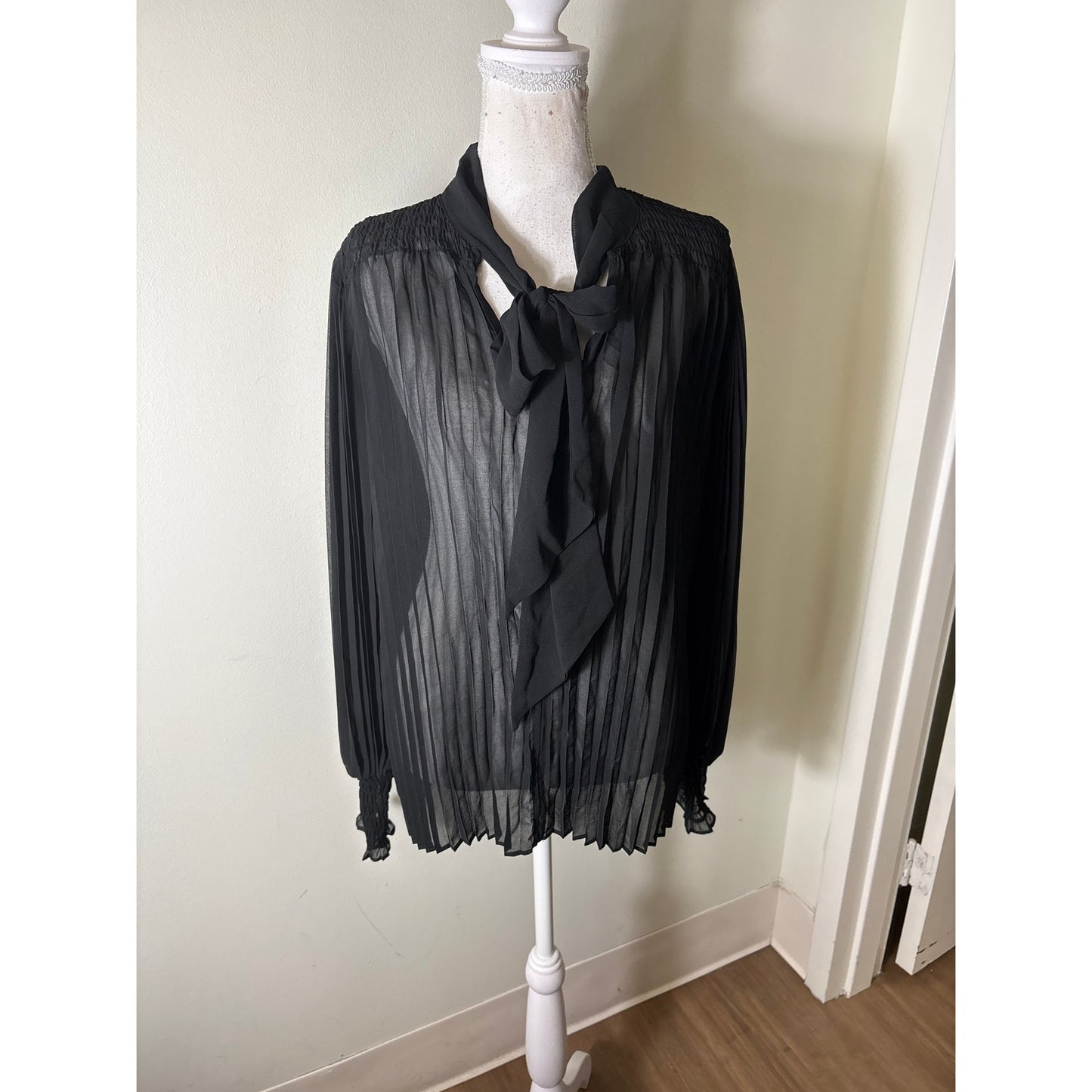 NWT Banana Republic Black Pleated Sheer Tie Neck Blouse Sz L