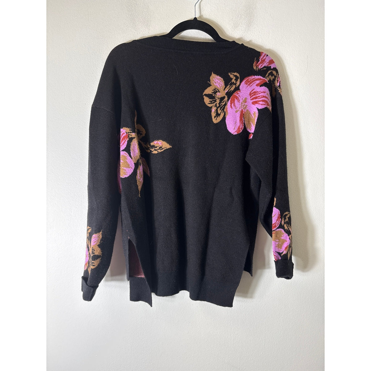 Christy Lynn Black Floral Long Sleeve V-Neck Sweater Sz S