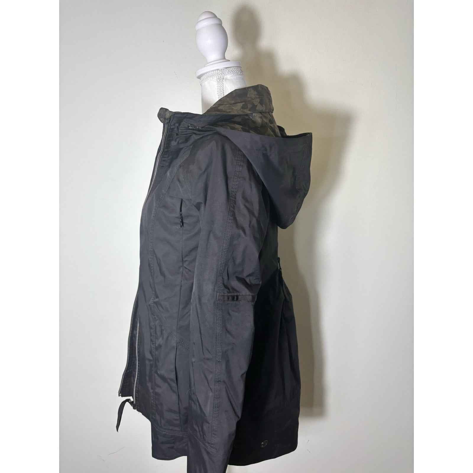 Lululemon Black Long Sleeve Rain Jacket with Hood Sz 2