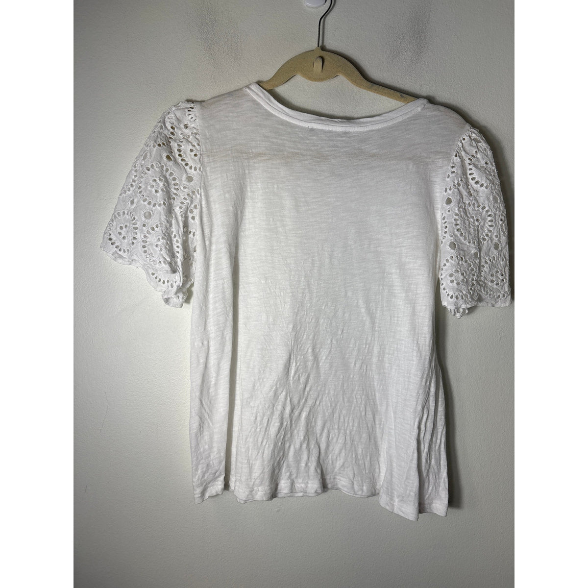 Tahari White Eyelet Flutter Sleeve Tee Sz M