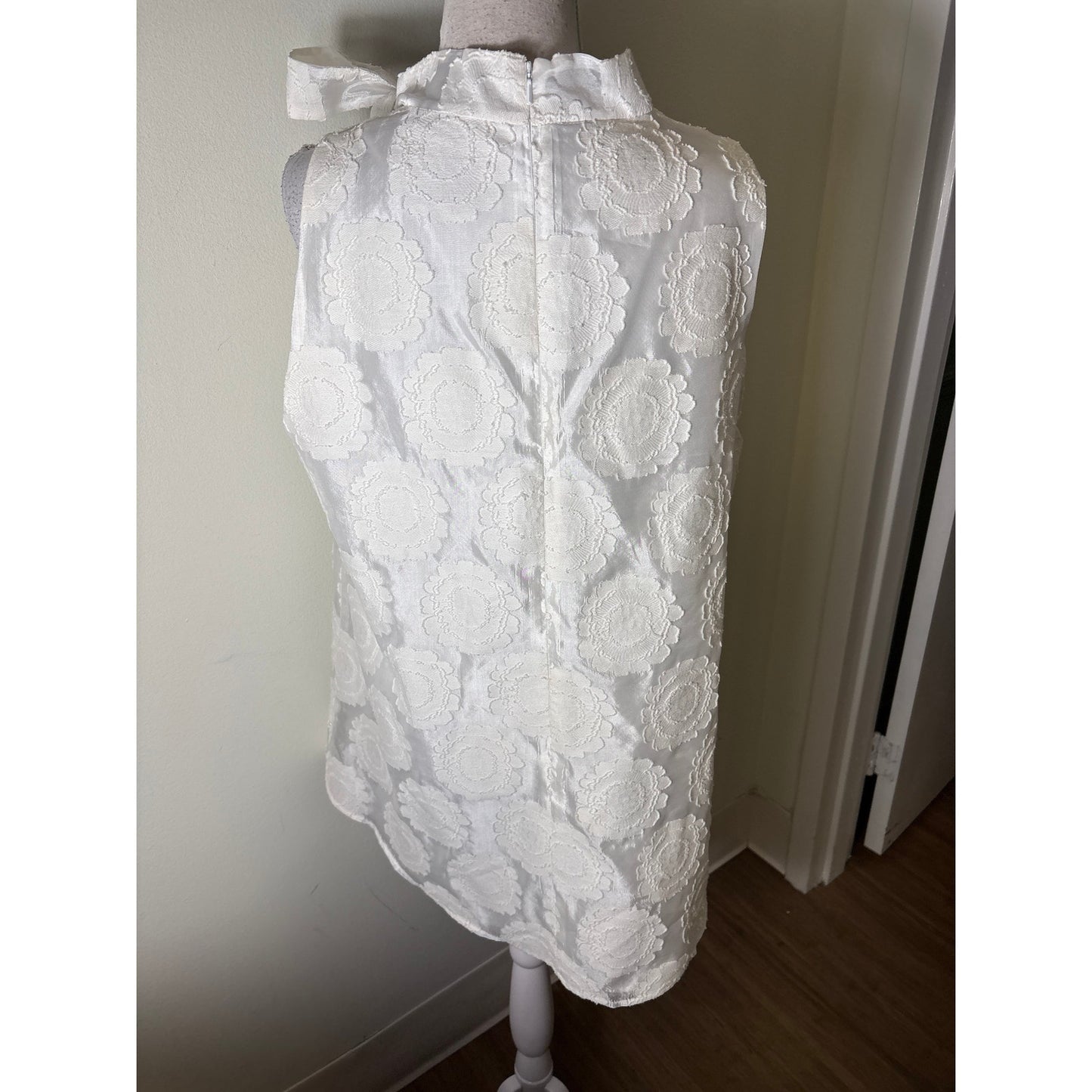 Pearl by Lela Rose White Applique Mock Neck Sleeveless Top Sz L