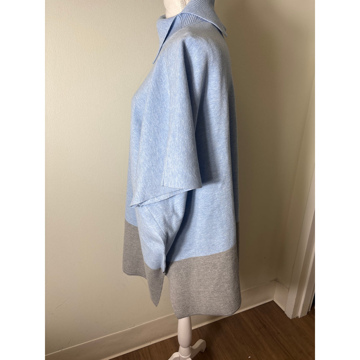 J'Envie New York Light Blue and Gray Color Block Knit Poncho Style Top Sz 1