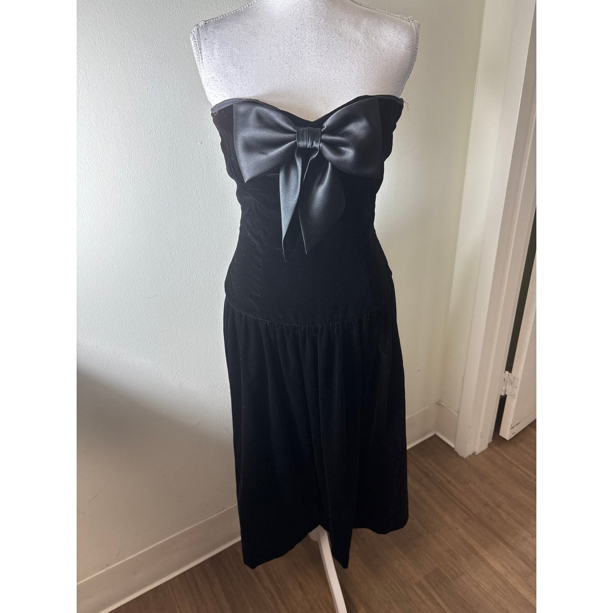 Maggy Boutique Black Velvet Front Bow Strapless Dress Sz 4