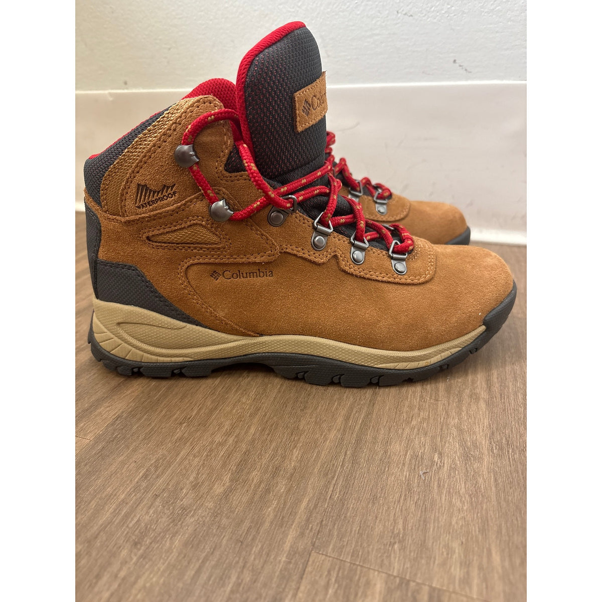 NWOB Columbia Red Trim Brown Waterproof Suede Hiking Boots Sz 8