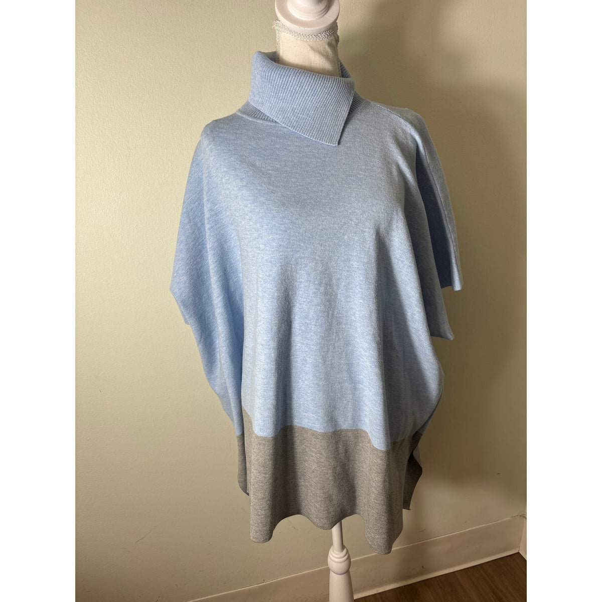 J'Envie New York Light Blue and Gray Color Block Knit Poncho Style Top Sz 1