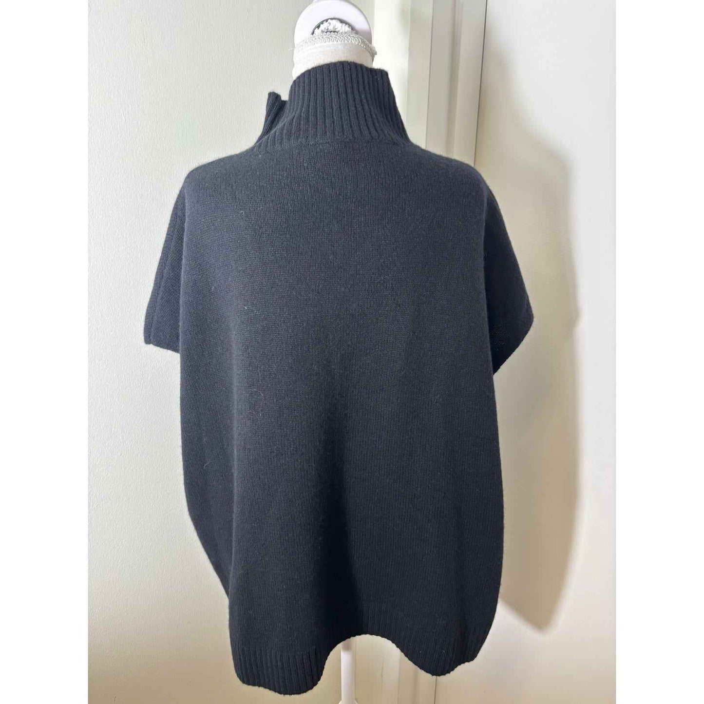 Lisa Todd Black Cashmere Sleeveless Turtle Neck Sz L