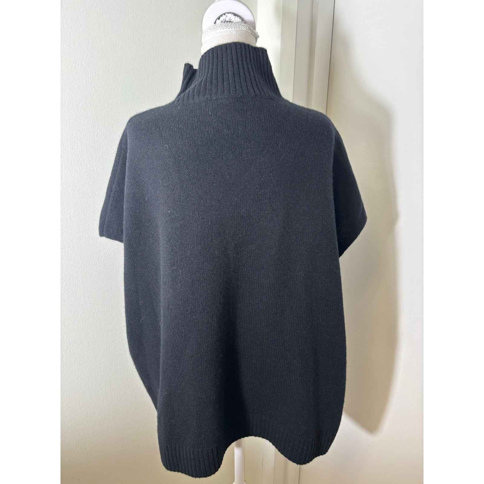 Lisa Todd Black Cashmere Sleeveless Turtle Neck Sz L