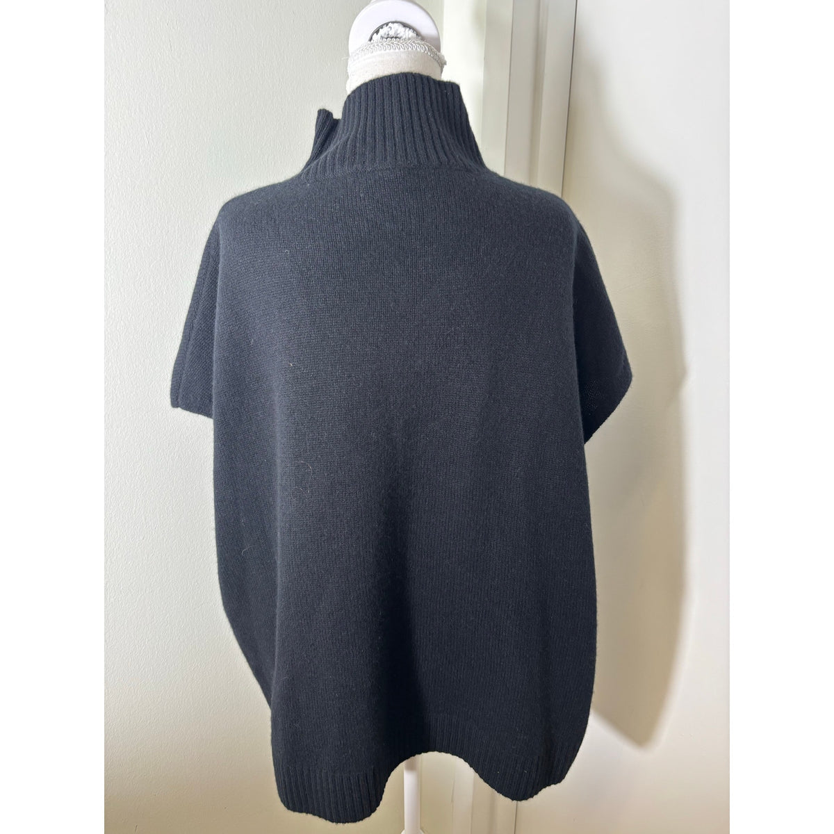 Lisa Todd Black Cashmere Sleeveless Turtle Neck Sz L