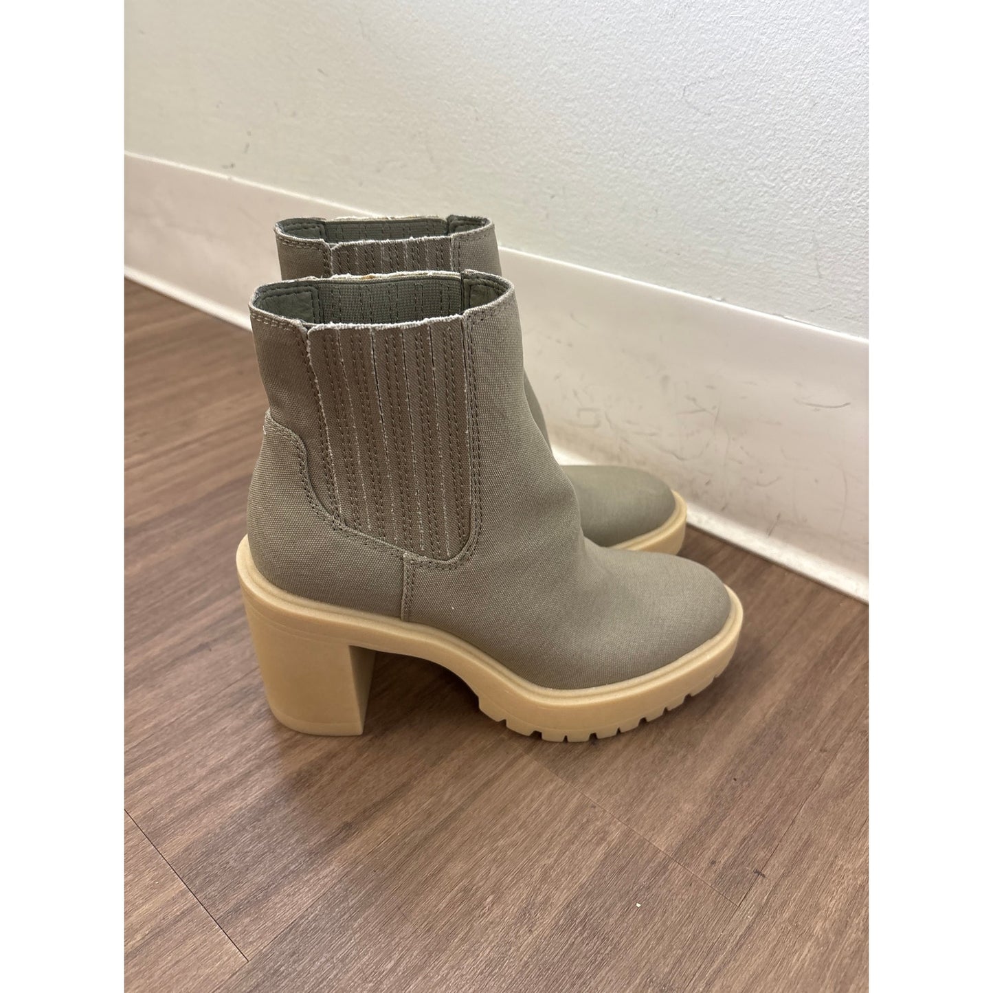 NWOB Dolce Vita Gray Platform Pull On Ankle Bootie Sz 6