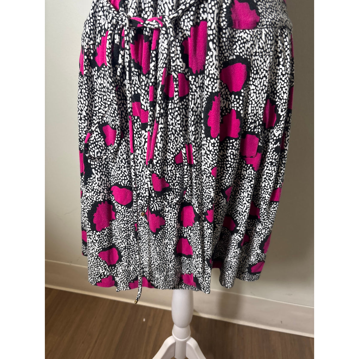 Diane Von Furstenberg Black Fushia Sleeveless Faux Wrap Above the Knee Dress Sz 6