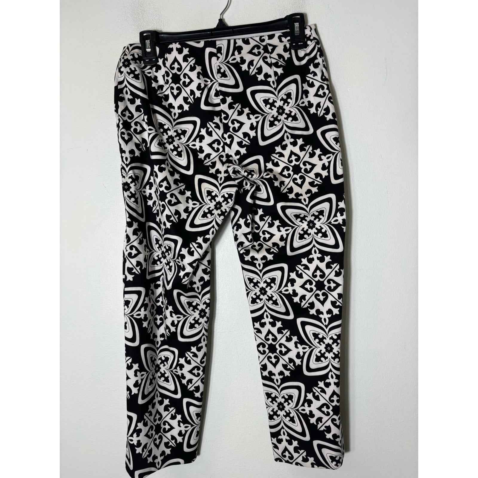 White House Black Market Black and White Print Flat Frong Capri Pants Sz 4