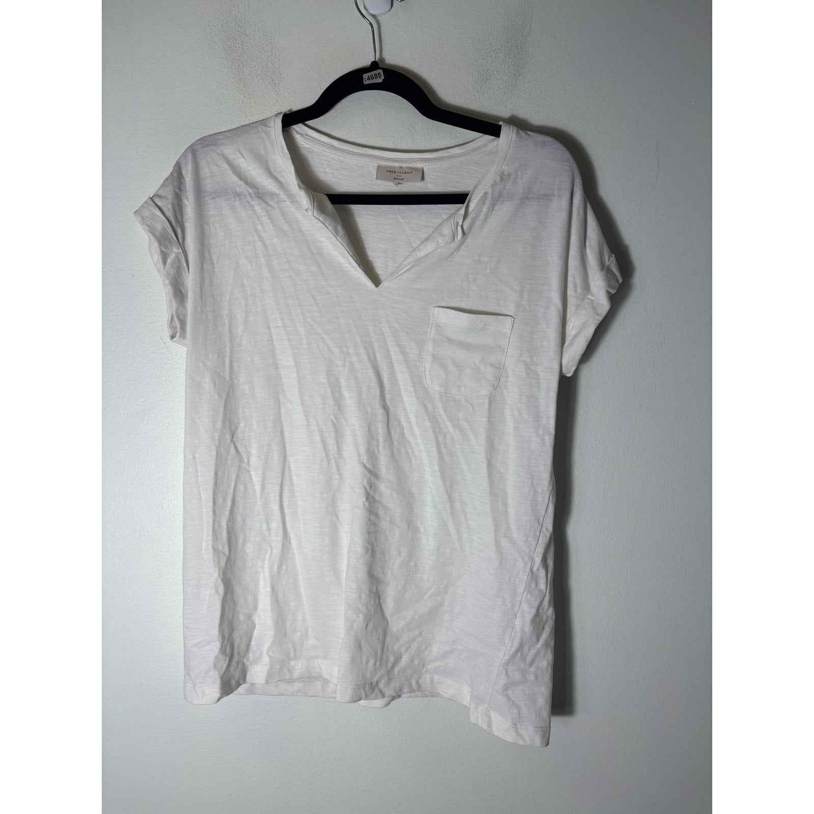 Free/Quent White V Neckline Tee Sz M