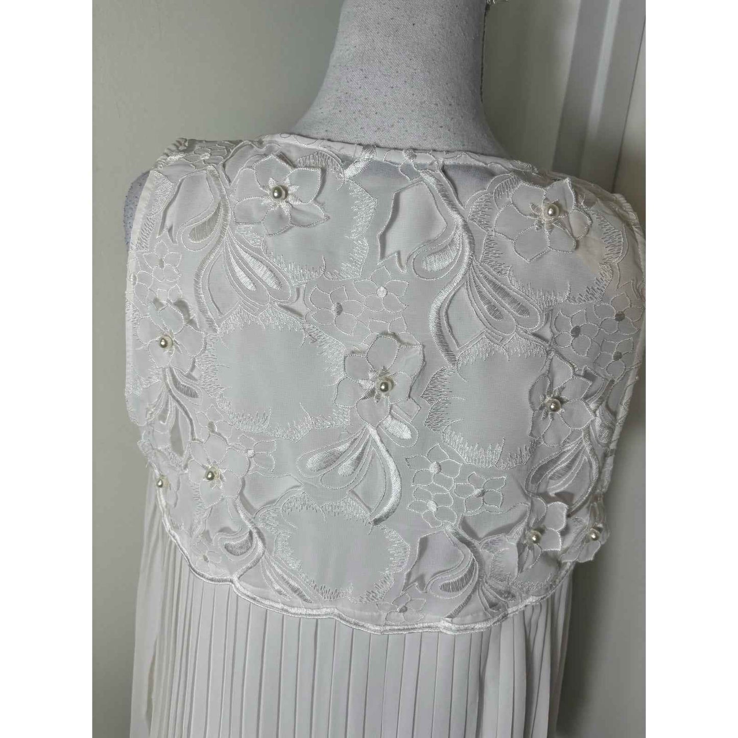 NWT Alice + Olivia White Sleeveless Pleated Beaded Top Sz M