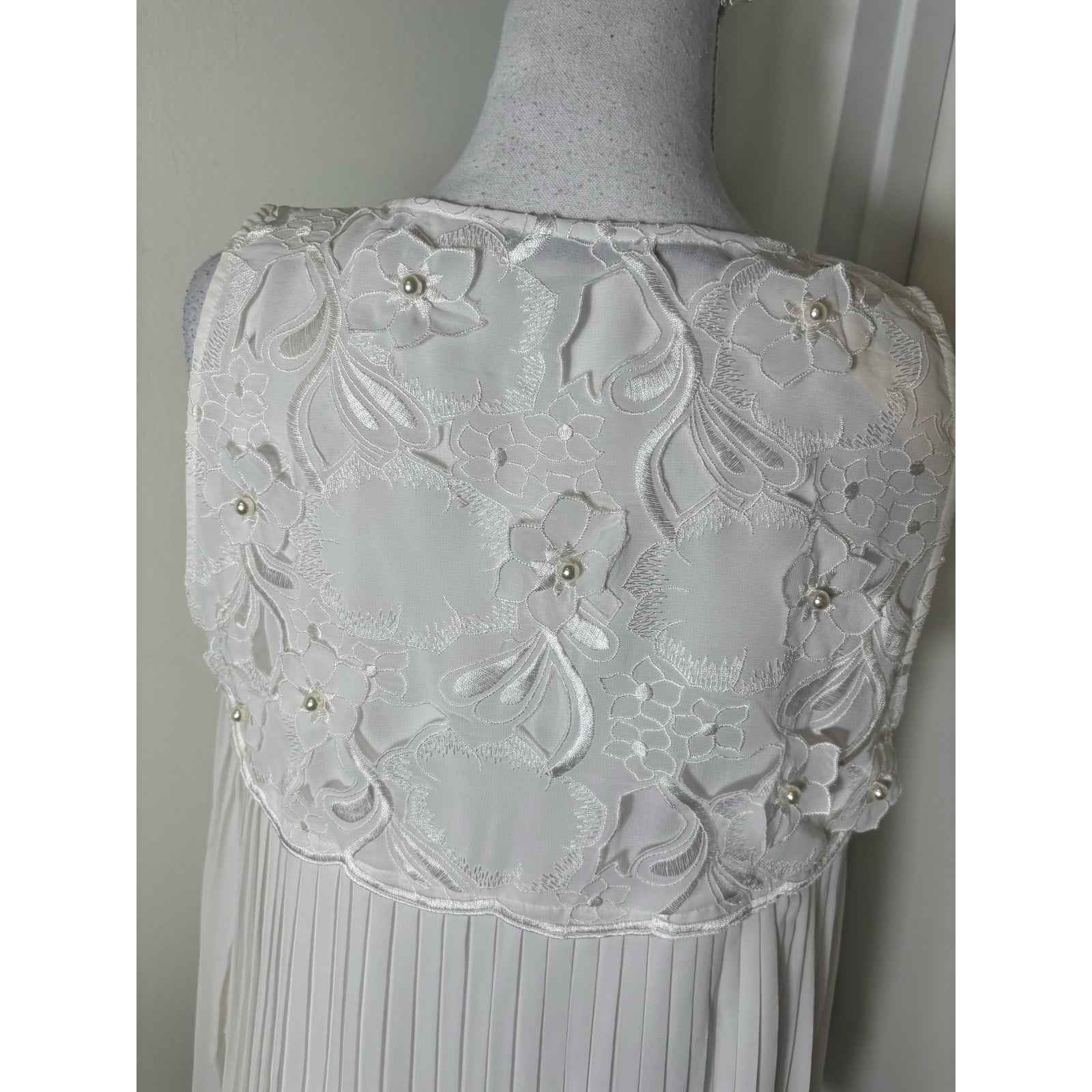 NWT Alice + Olivia White Sleeveless Pleated Beaded Top Sz M