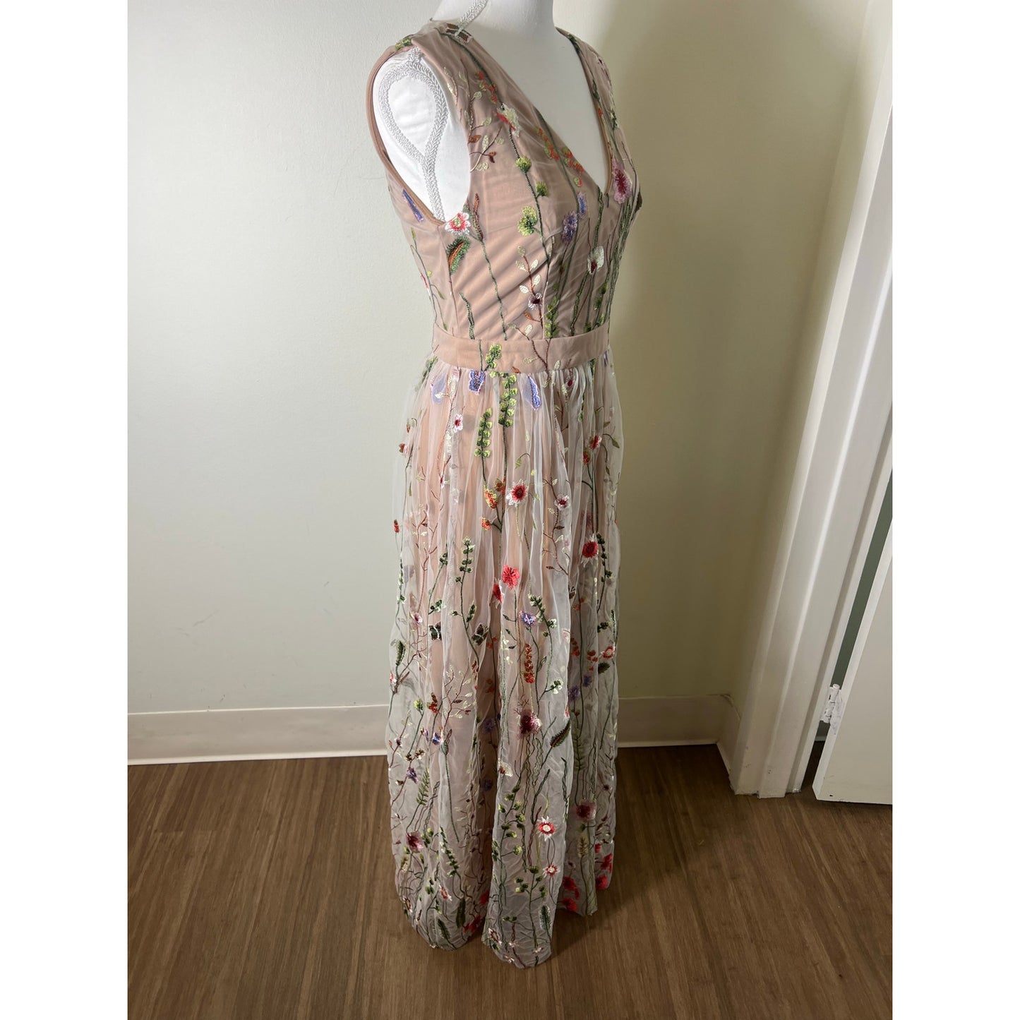 Choklate Paris Nude Toned Embroidered Floral Long Sleeveless V Neck Gown Sz 2