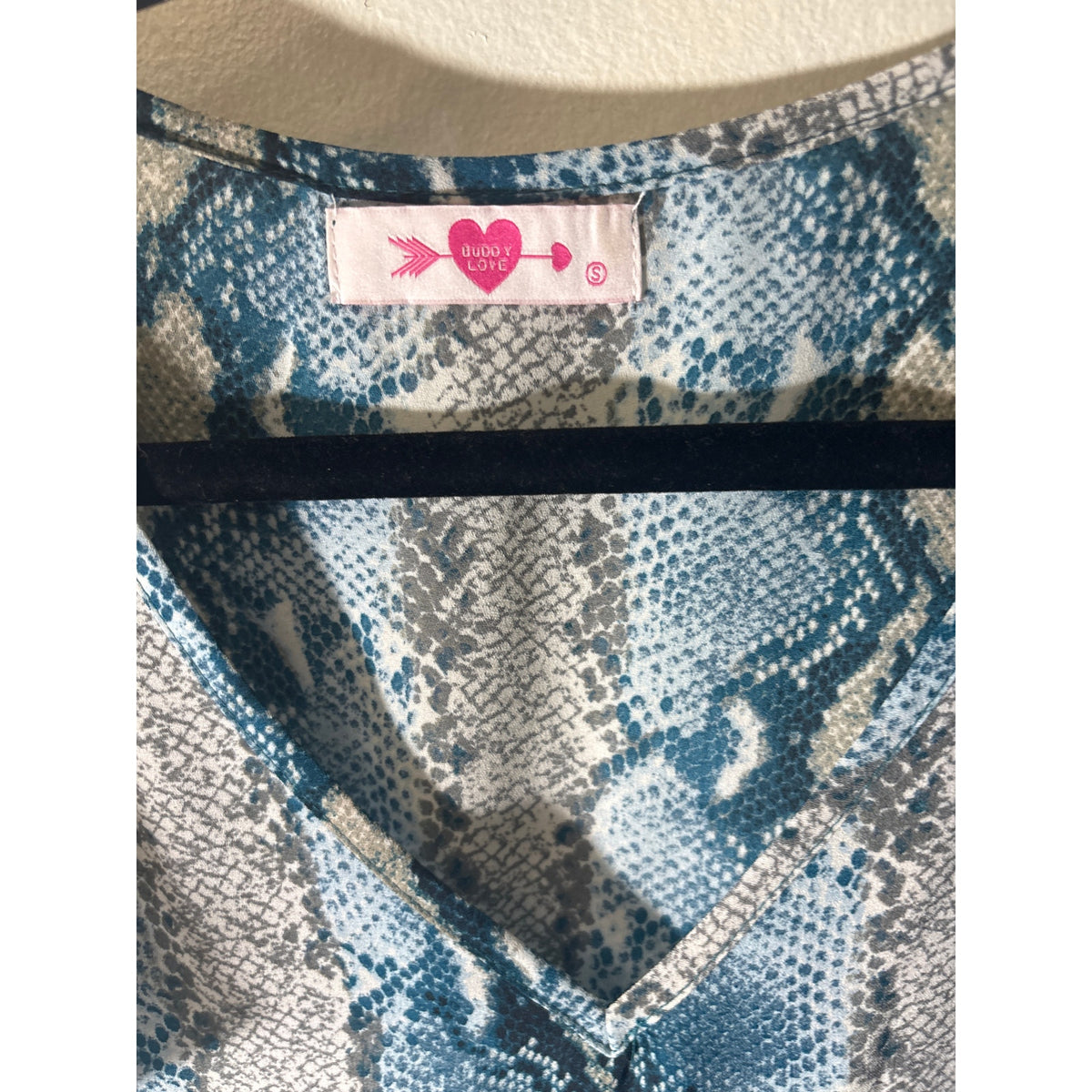 Buddy Love Blue Snakeskin V-Neck Flutter Sleeve Top Sz S