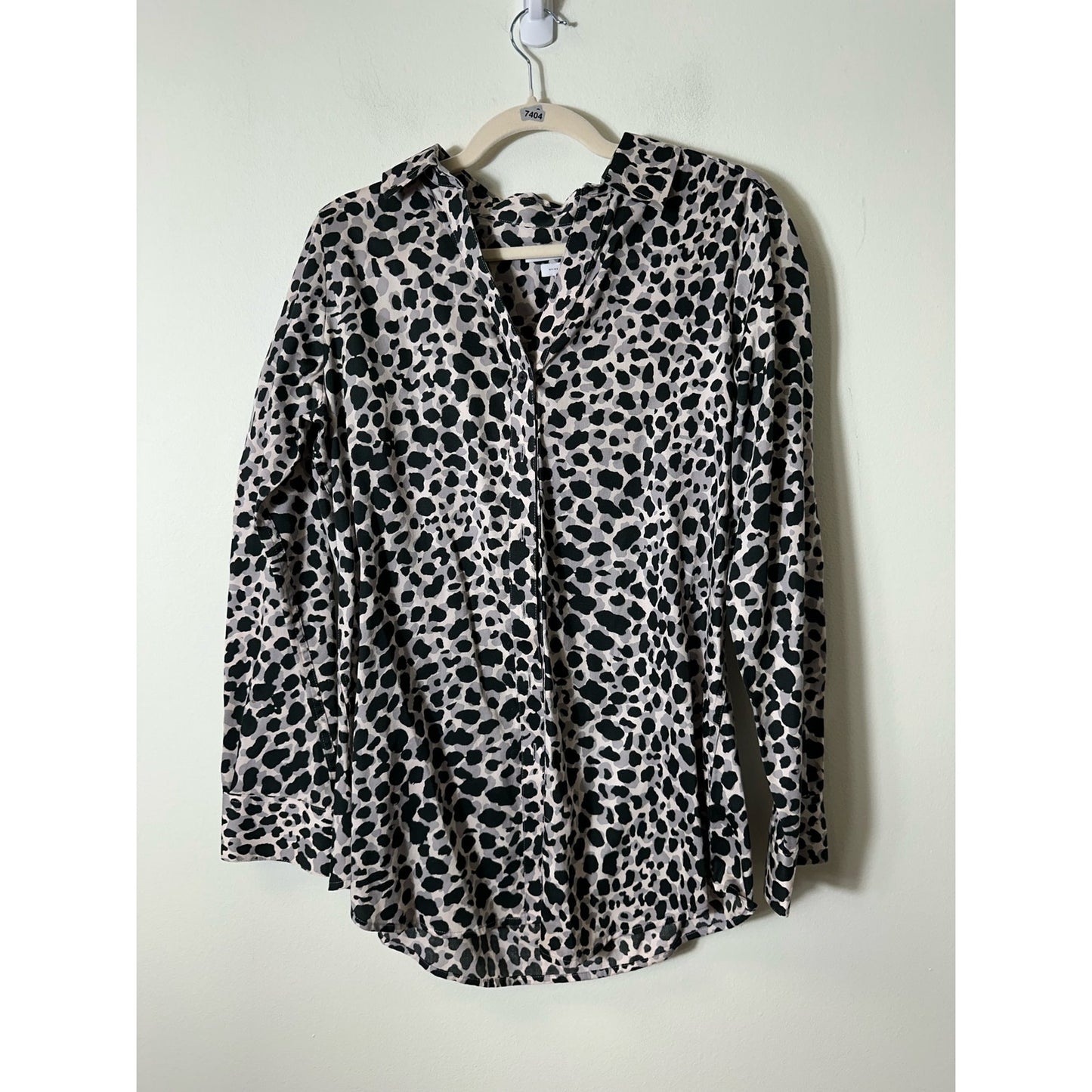 Foxcroft White Black Gray Leopard Print Wrinkle Free Button Down Shirt Sz 12