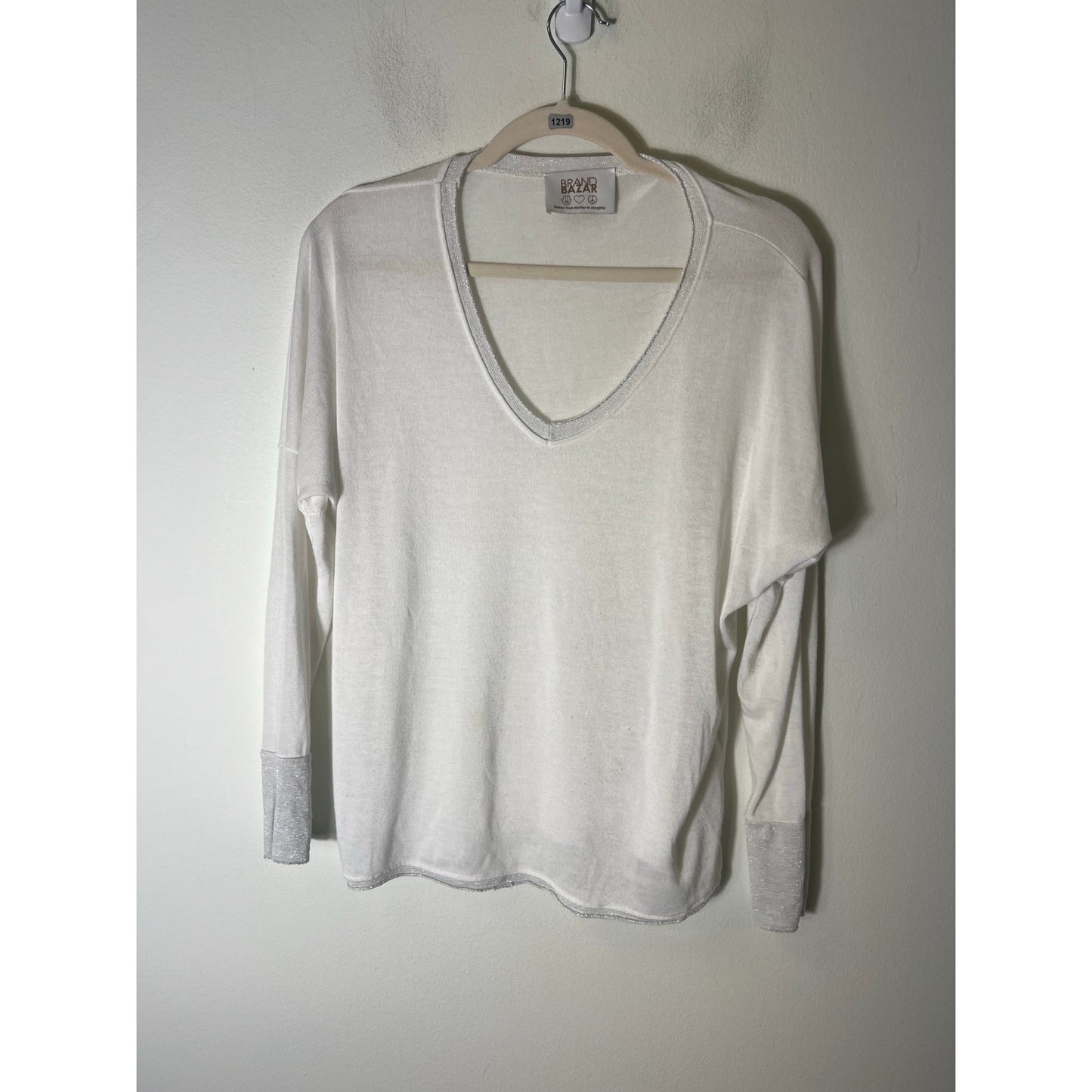 Brand Bazar White Long Sleeve V-Neck Light Weight Sweater Sz M